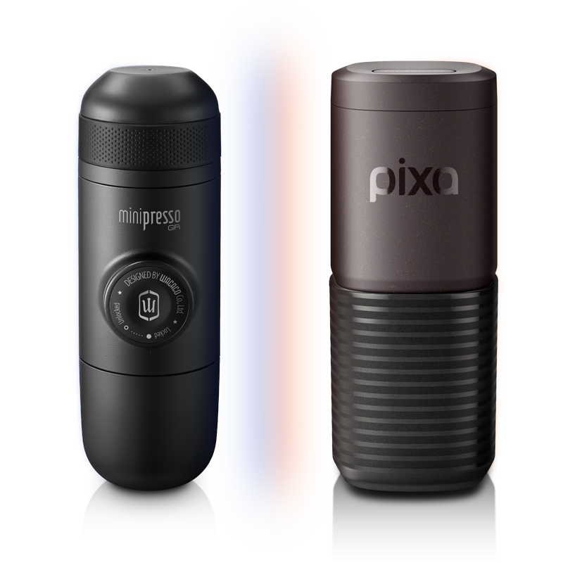 Minipresso GR от Wacaco в черно и Pixapresso в тъмнокафяво стоят един до друг.