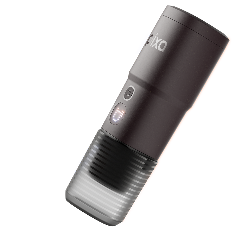 Преносима кафемашина Wacaco® Pixapresso, тъмно покритие с бутон за захранване и цифров дисплей в долната половина.