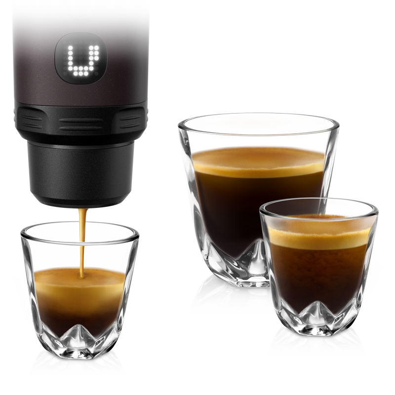 Машината за еспресо Wacaco® Pixapresso налива кафе в малка стъклена чаша с две пълни чаши на бял фон.