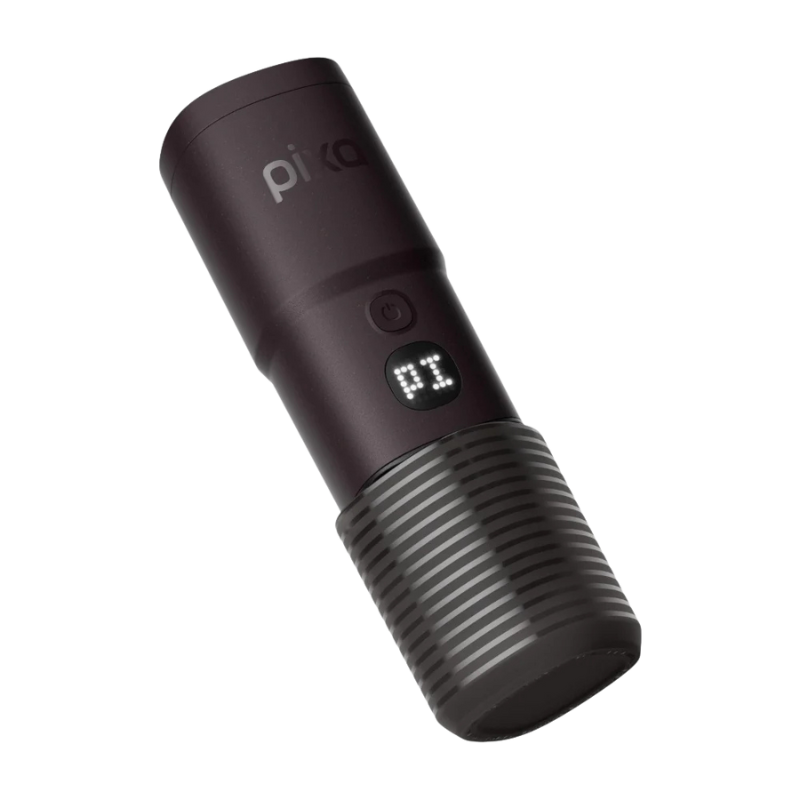 Wacaco® Pixapresso: черна цилиндрична джаджа, цифров "12" дисплей, оребрено дъно, бутон за захранване.