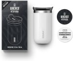 Вакуумно изолирана термочаша Wacaco® Octaroma – Cadet Blue с кутия, черна подложка и информационна карта.